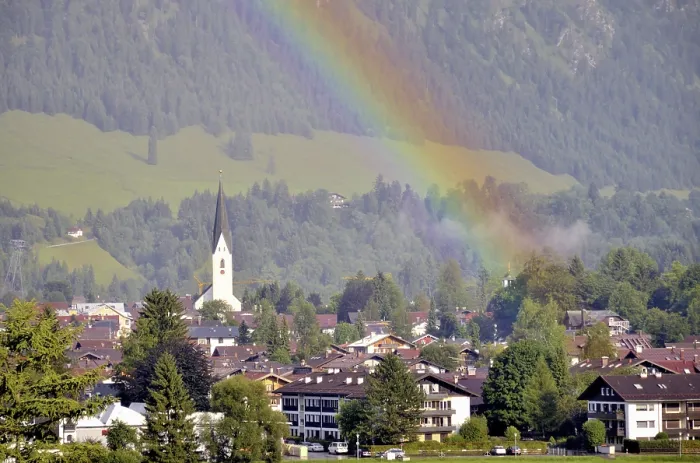 Gerahmter Druck : Blick über Oberstdorf mit Regenbogen. Gerahmter Druck : Blick über Oberstdorf mit Regenbogen.