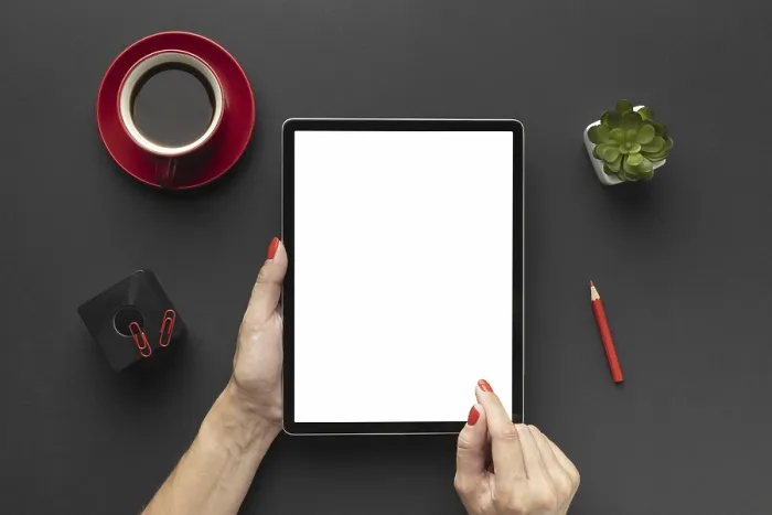 Gerahmter Druck : Oberansicht Büroarbeitsplatz-Komposition mit Tablet. Gerahmter Druck : Oberansicht Büroarbeitsplatz-Komposition mit Tablet.