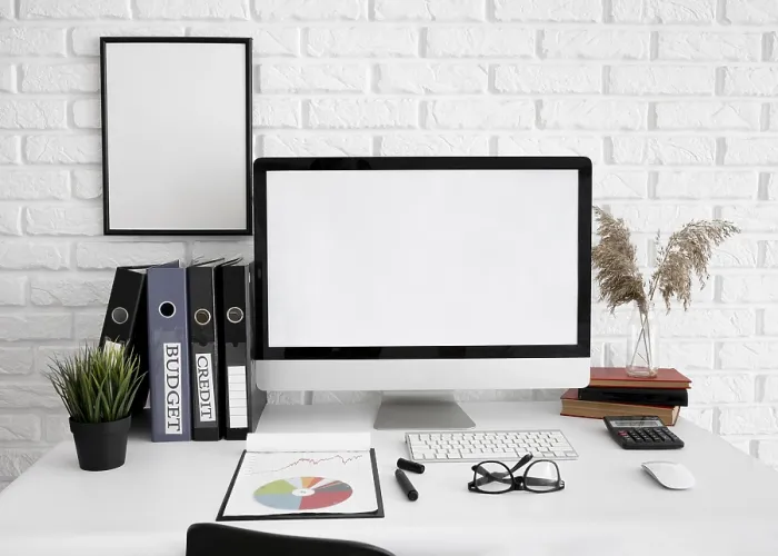 Gerahmter Druck : Vorderansicht Bürotisch mit Computerbildschirm Brille Gerahmter Druck : Vorderansicht Bürotisch mit Computerbildschirm Brille