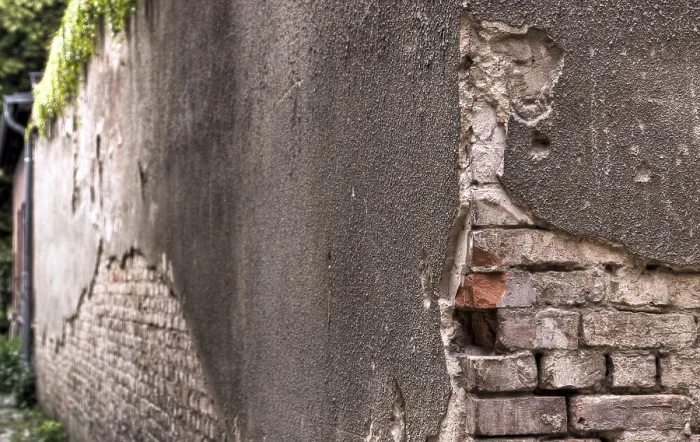 Gerahmter Druck : Ansicht eines alten und verfallenen Walls.