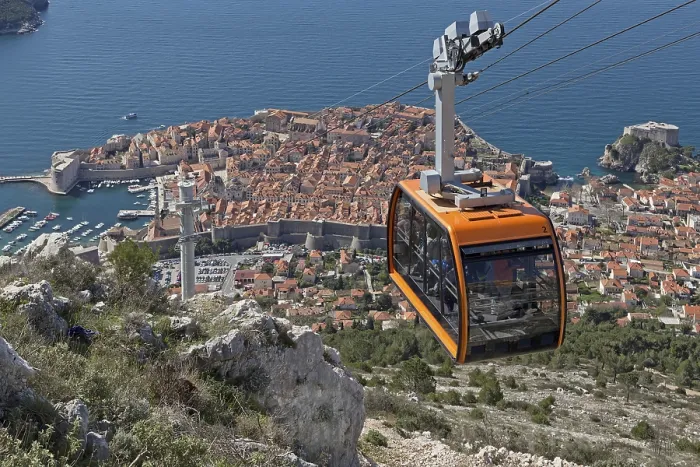 Gerahmter Druck : Blick auf das alte Viertel, Seilbahn. Gerahmter Druck : Blick auf das alte Viertel, Seilbahn.