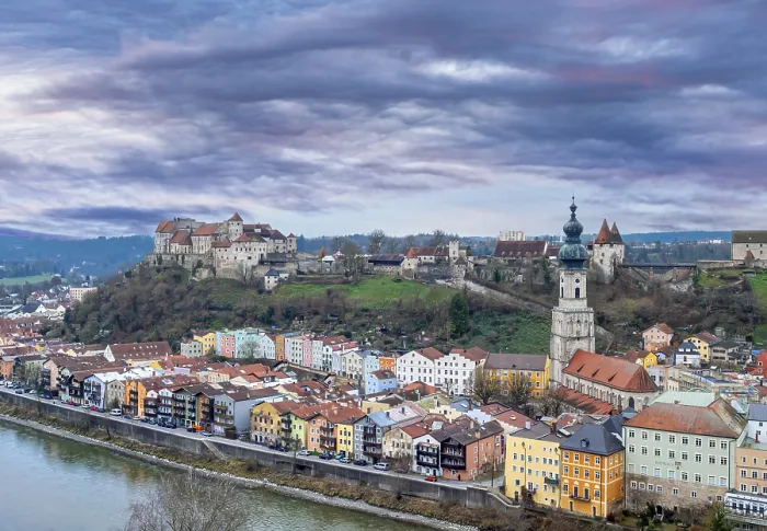 Gerahmter Druck : Blick auf das alte Viertel und den Schloss. Gerahmter Druck : Blick auf das alte Viertel und den Schloss.
