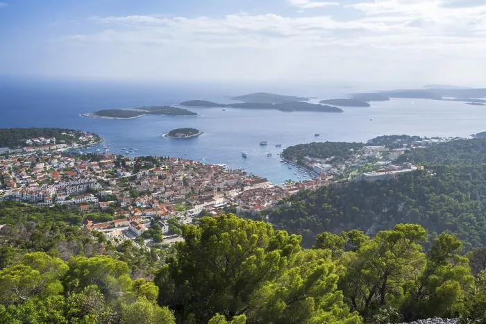 Gerahmter Druck : Blick auf das alte Stadtzentrum von Hvar. Gerahmter Druck : Blick auf das alte Stadtzentrum von Hvar.