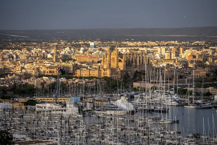 Gerahmter Druck : Blick über Palma de Mallorca bei Abendlicht. Gerahmter Druck : Blick über Palma de Mallorca bei Abendlicht.