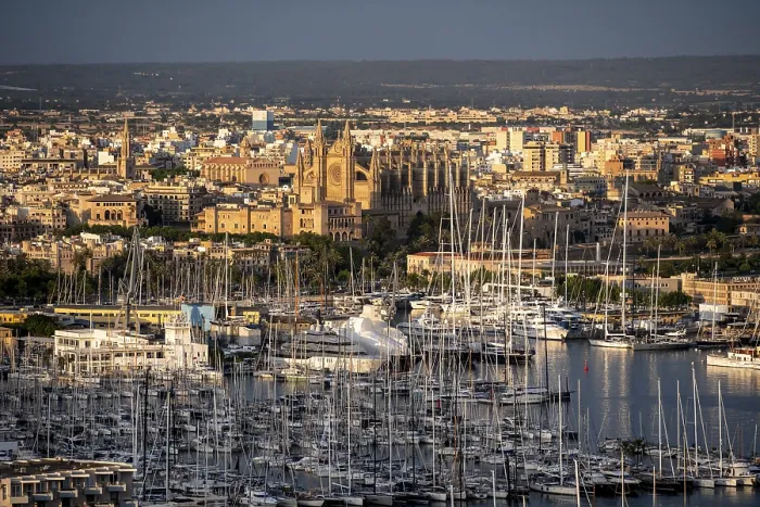 Gerahmter Druck : Blick über Palma de Mallorca bei Abendlicht. Gerahmter Druck : Blick über Palma de Mallorca bei Abendlicht.