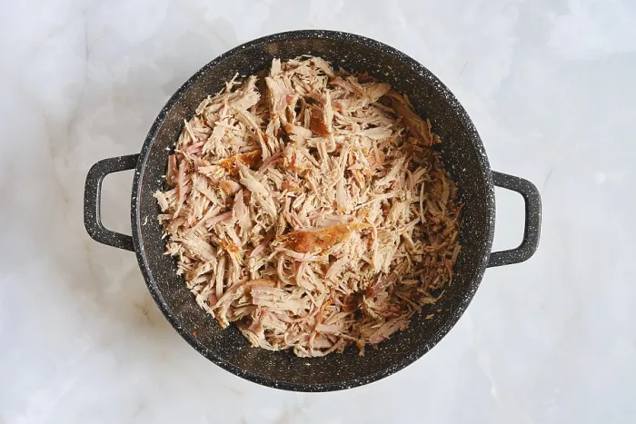 Gerahmter Druck : Oberansicht eines Pfannens mit geräuchertem Pulled-Pork-Schulter, der im Backofen gebraten wurde. Gerahmter Druck : Oberansicht eines Pfannens mit geräuchertem Pulled-Pork-Schulter, der im Backofen gebraten wurde.