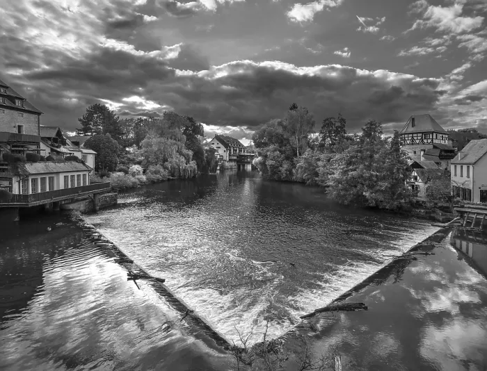 Gerahmter Druck : Blick auf die Pegnitz mit dem Wehr. Gerahmter Druck : Blick auf die Pegnitz mit dem Wehr.
