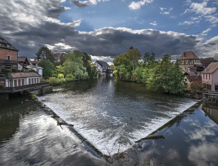 Gerahmter Druck : Blick auf die Pegnitz mit Wehr. Gerahmter Druck : Blick auf die Pegnitz mit Wehr.