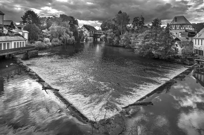 Gerahmter Druck : Blick auf die Pegnitz mit der Flusswehr Gerahmter Druck : Blick auf die Pegnitz mit der Flusswehr