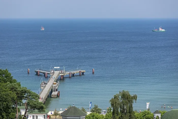 Gerahmter Druck : Blick vom Ufer aus auf den Pier. Gerahmter Druck : Blick vom Ufer aus auf den Pier.