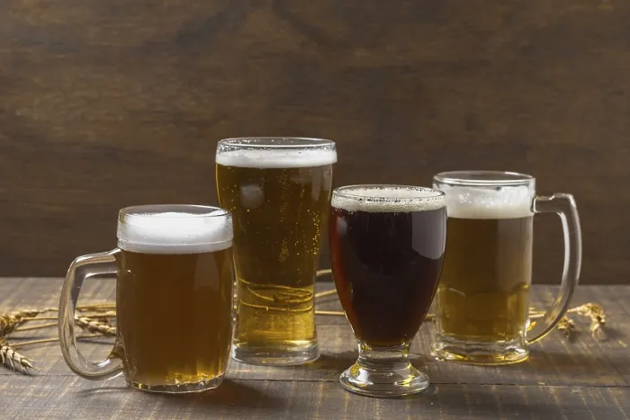 Gerahmter Druck : Vorderansicht Pintgläser mit Bier auf dem Tisch. Gerahmter Druck : Vorderansicht Pintgläser mit Bier auf dem Tisch.
