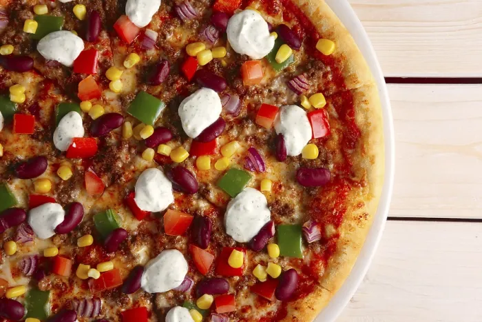 Gerahmter Druck : Obenansicht eines Teils von Pizza mit Bohnen. Gerahmter Druck : Obenansicht eines Teils von Pizza mit Bohnen.