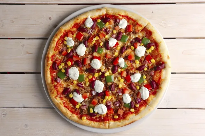 Gerahmter Druck : Hochformatiger Pizza-Blick mit Bohnen, Mozzarella Gerahmter Druck : Hochformatiger Pizza-Blick mit Bohnen, Mozzarella