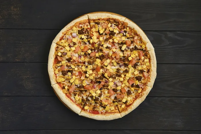 Gerahmter Druck : Obenansicht von Pizza mit Rinderhackfleisch. Gerahmter Druck : Obenansicht von Pizza mit Rinderhackfleisch.