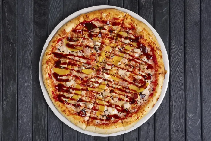 Gerahmter Druck : Obenansicht von Pizza mit Huhn. Gerahmter Druck : Obenansicht von Pizza mit Huhn.