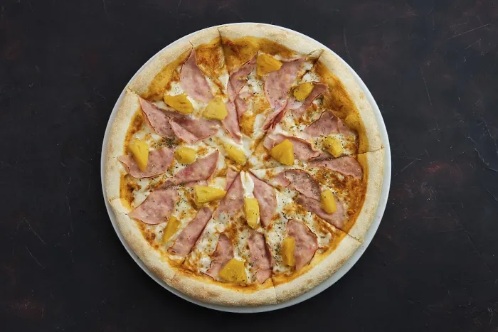Gerahmter Druck : Hochformat von Pizza mit Hähnchen, Schinken und Ananas Gerahmter Druck : Hochformat von Pizza mit Hähnchen, Schinken und Ananas