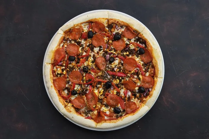 Gerahmter Druck : Hochformat von Pizza mit Frikassee, Wurst, Paprika, Zwiebeln und Oliven Gerahmter Druck : Hochformat von Pizza mit Frikassee, Wurst, Paprika, Zwiebeln und Oliven