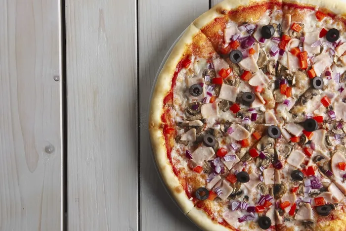 Gerahmter Druck : Obenansicht eines Teils von Pizza mit Schinken. Gerahmter Druck : Obenansicht eines Teils von Pizza mit Schinken.
