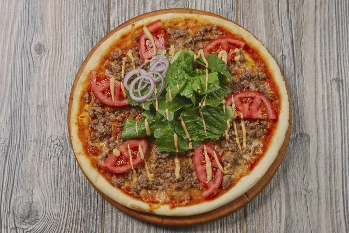 Gerahmter Druck : Obenansicht von Pizza mit Fleisch, Spinat. Gerahmter Druck : Obenansicht von Pizza mit Fleisch, Spinat.