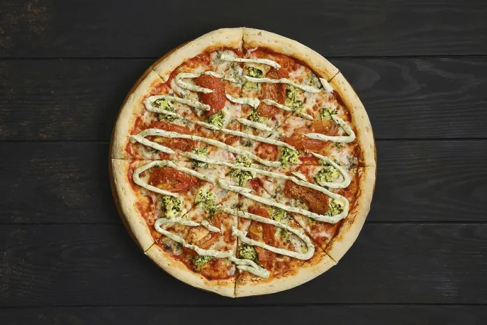 Gerahmter Druck : Obenansicht eines Pizzen mit Mozzarella, Tomate, Spinat und Mayonnaise-Sauce Gerahmter Druck : Obenansicht eines Pizzen mit Mozzarella, Tomate, Spinat und Mayonnaise-Sauce