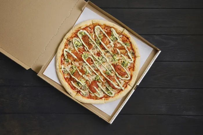 Gerahmter Druck : Obenansicht von Pizza mit Mozzarella. Gerahmter Druck : Obenansicht von Pizza mit Mozzarella.