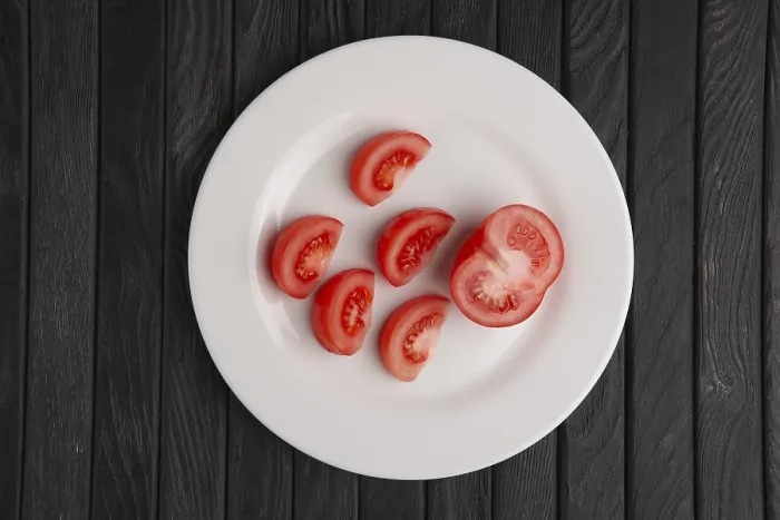 Gerahmter Druck : Obenansicht der Platte mit Tomate. Gerahmter Druck : Obenansicht der Platte mit Tomate.