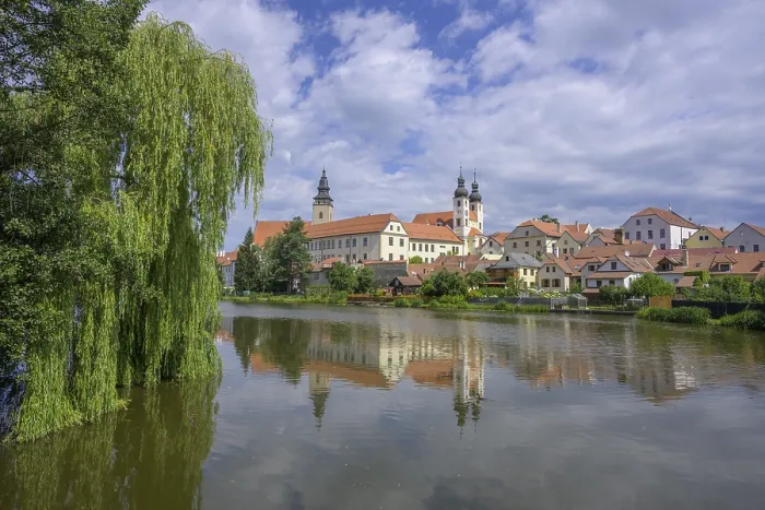 Gerahmter Druck : Blick über einen Teich auf das alte Stadtzentrum. Gerahmter Druck : Blick über einen Teich auf das alte Stadtzentrum.