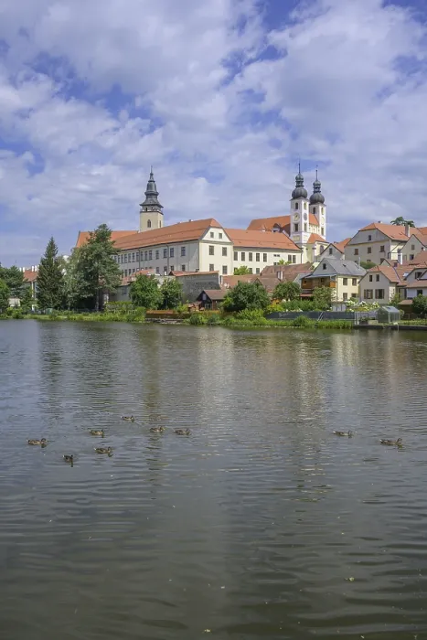 Gerahmter Druck : Blick über einen See auf das alte Stadtzentrum. Gerahmter Druck : Blick über einen See auf das alte Stadtzentrum.