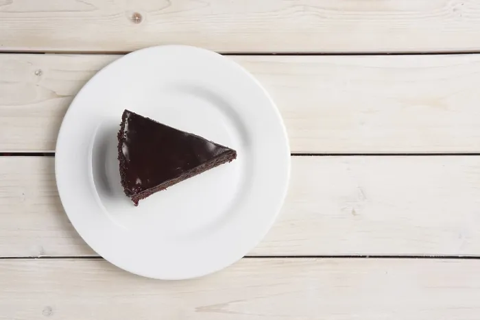 Gerahmter Druck : Obenansicht eines Teils von Kaffekuchen auf Teller. Gerahmter Druck : Obenansicht eines Teils von Kaffekuchen auf Teller.