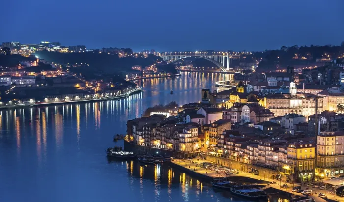 Gerahmter Druck : Blick über Porto mit dem Fluss Douro Gerahmter Druck : Blick über Porto mit dem Fluss Douro