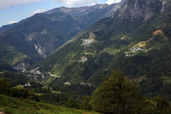 Gerahmter Druck : Blick von Rasa in das Centovalli Gerahmter Druck : Blick von Rasa in das Centovalli