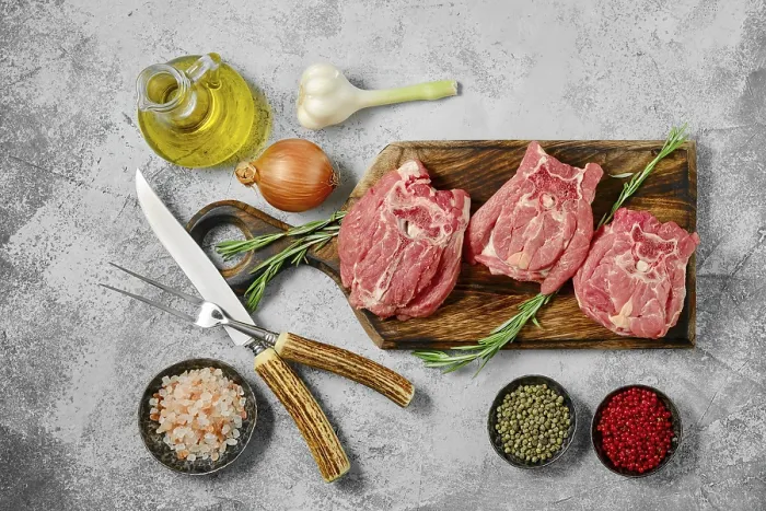 Gerahmter Druck : Obenansicht von rohem Lammhalsfleisch. Gerahmter Druck : Obenansicht von rohem Lammhalsfleisch.