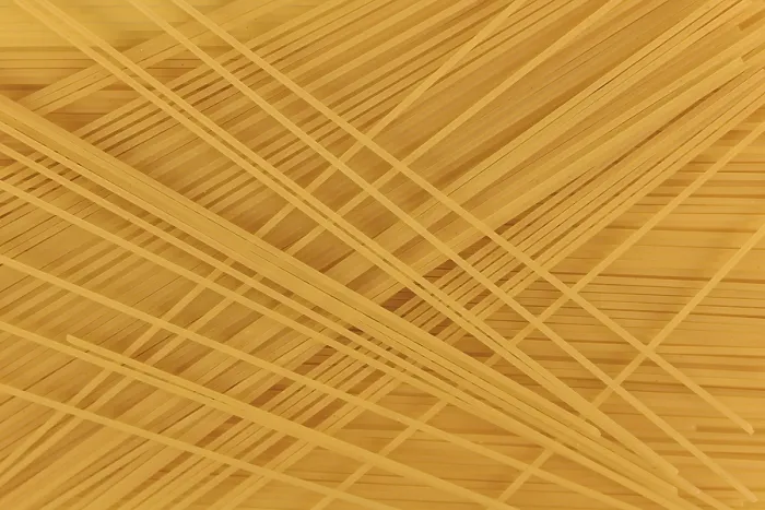 Gerahmter Druck : Blick von oben auf rohe Spaghetti-Pasta. Gerahmter Druck : Blick von oben auf rohe Spaghetti-Pasta.