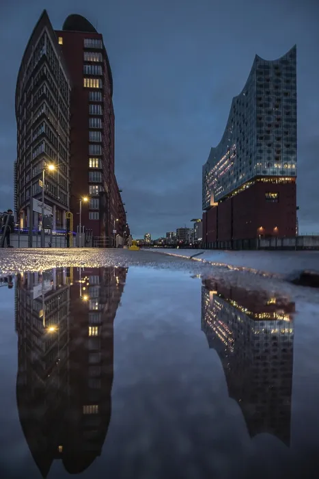 Gerahmter Druck : Blick mit Reflexion des Elbphilharmonie-Gebäudes am Abend. Gerahmter Druck : Blick mit Reflexion des Elbphilharmonie-Gebäudes am Abend.