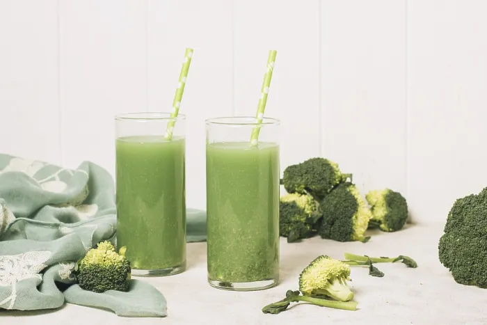 Gerahmter Druck : Vorderansicht erfrischende grüne Smoothies Gerahmter Druck : Vorderansicht erfrischende grüne Smoothies