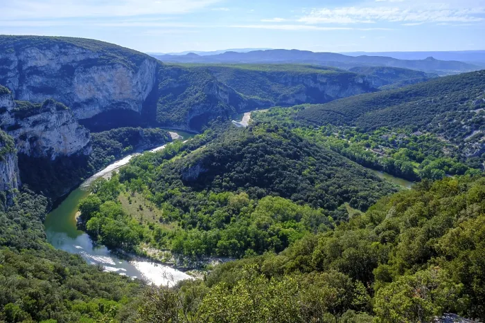 Gerahmter Druck : Ansicht der Flussbiegung, Ardèche Gerahmter Druck : Ansicht der Flussbiegung, Ardèche