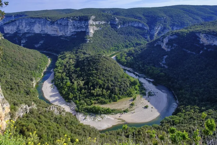 Gerahmter Druck : Blick auf die Flussbiegung, Ardeche. Gerahmter Druck : Blick auf die Flussbiegung, Ardeche.