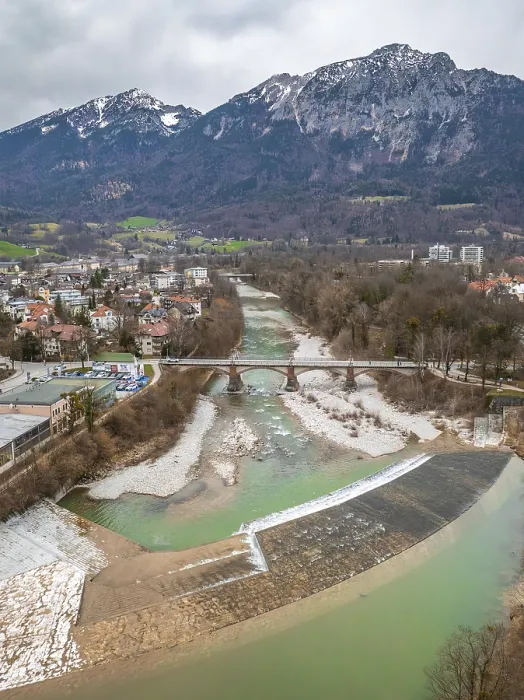 Gerahmter Druck : Blick auf einen Fluss, der durch eine Stadt fließt mit einer Brücke. Gerahmter Druck : Blick auf einen Fluss, der durch eine Stadt fließt mit einer Brücke.