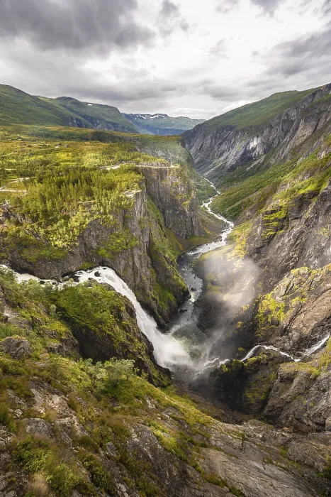 Gerahmter Druck : Blick in die Flusstal mit Wasserfall Voringfossen. Gerahmter Druck : Blick in die Flusstal mit Wasserfall Voringfossen.