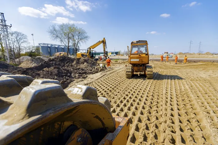 Gerahmter Druck : Blick über Rollen mit Stacheln auf Bulldozer