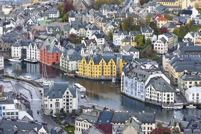 Gerahmter Druck : Blick über die Dächer von Ålesund in Norwegen. Gerahmter Druck : Blick über die Dächer von Ålesund in Norwegen.