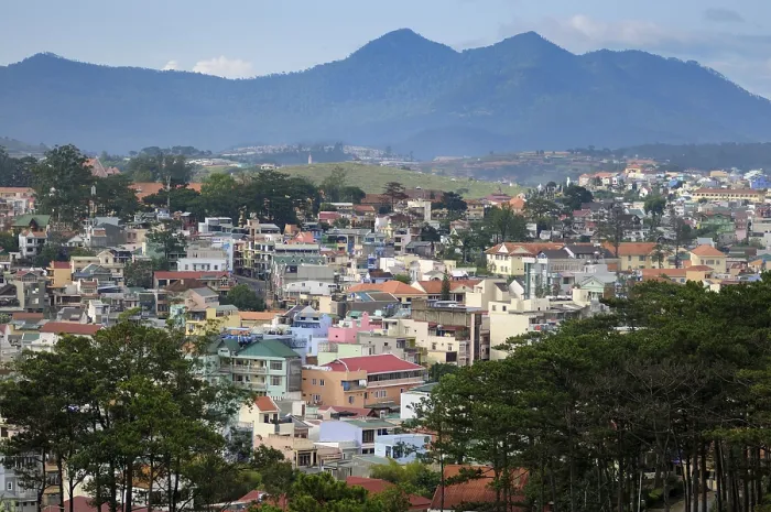 Gerahmter Druck : Blick über die Dächer von Dalat. Gerahmter Druck : Blick über die Dächer von Dalat.