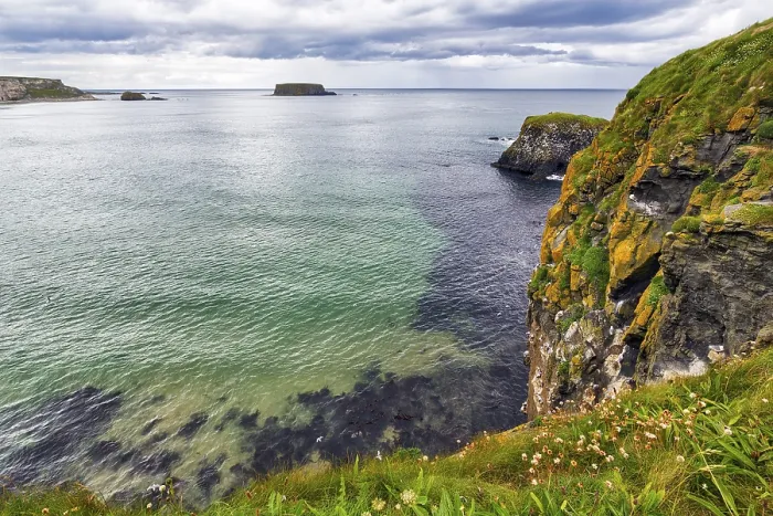 Gerahmter Druck : Blick vom Seilbrücke Carrick-a-Rede Gerahmter Druck : Blick vom Seilbrücke Carrick-a-Rede