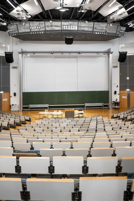 Gerahmter Druck : Blick von den Reihen der Sitzplätze in ein leerer Hörsaal. Gerahmter Druck : Blick von den Reihen der Sitzplätze in ein leerer Hörsaal.