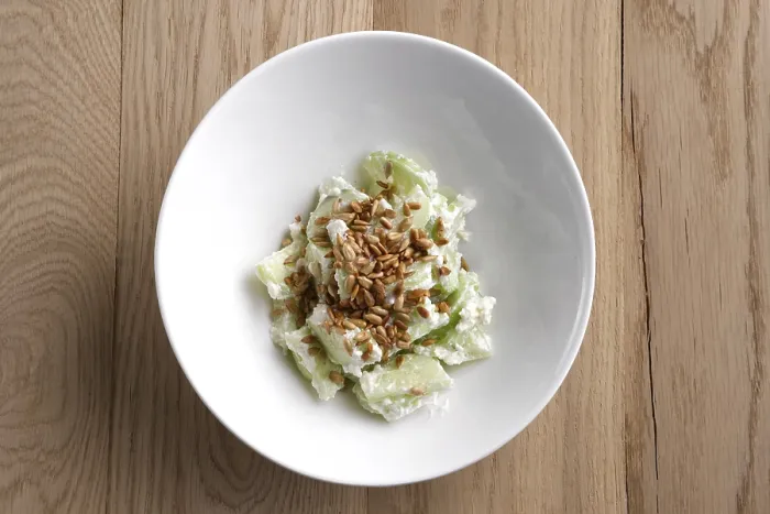 Gerahmter Druck : Obenansicht von Salat mit Gurke. Gerahmter Druck : Obenansicht von Salat mit Gurke.
