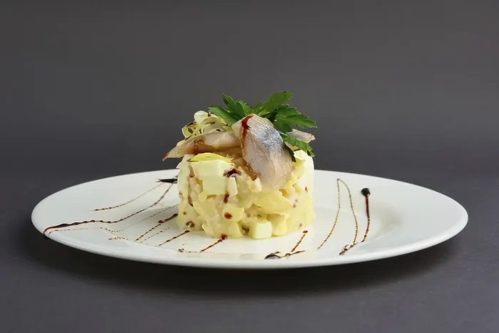 Gerahmter Druck : Seitenansicht von Salat mit Hering. Gerahmter Druck : Seitenansicht von Salat mit Hering.