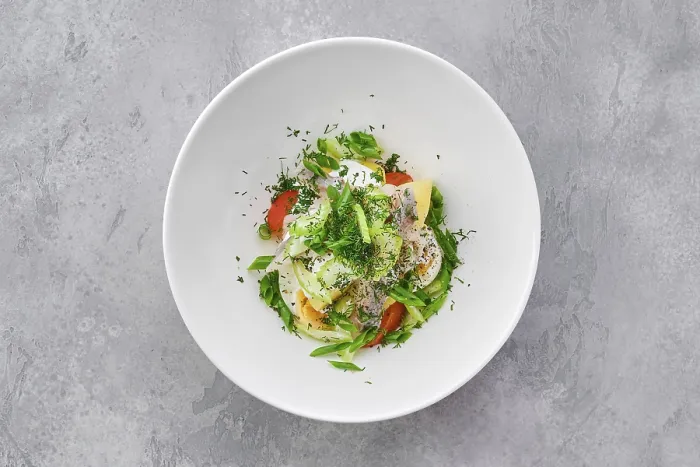 Gerahmter Druck : Obenansicht von Salat mit Hering. Gerahmter Druck : Obenansicht von Salat mit Hering.