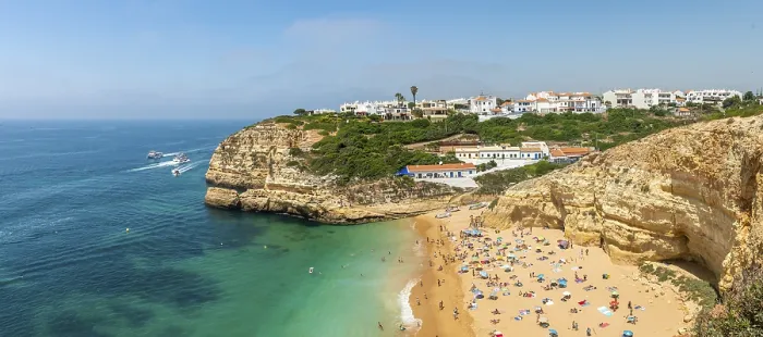 Gerahmter Druck : Blick auf Sandstrand mit Badenden. Gerahmter Druck : Blick auf Sandstrand mit Badenden.