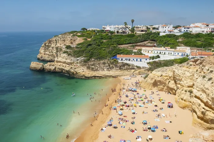 Gerahmter Druck : Blick auf sandigen Strand mit Badenden Gerahmter Druck : Blick auf sandigen Strand mit Badenden