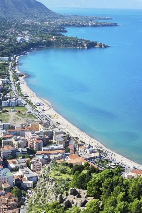 Gerahmter Druck : Blick auf sandigen Strand von La Rocca. Gerahmter Druck : Blick auf sandigen Strand von La Rocca.
